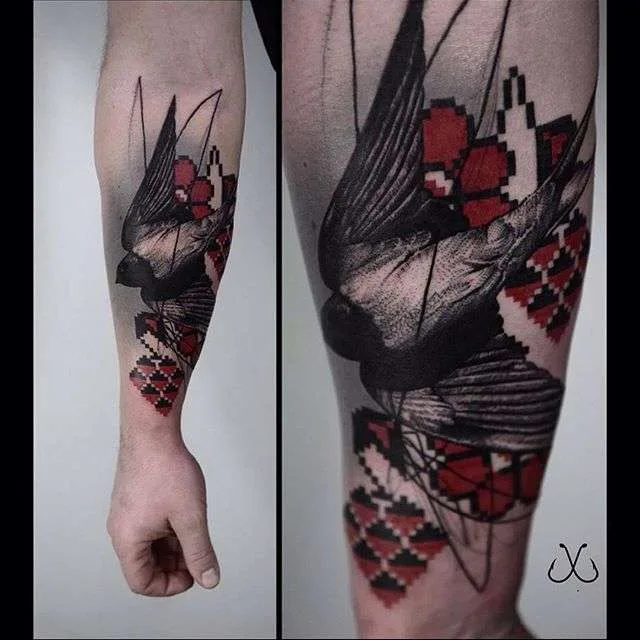 Artista de tatuagem Timur Lysenko - autoria de tatuagem combina elementos de realismo e polka de lixo, intercalados com padrões escandinavos